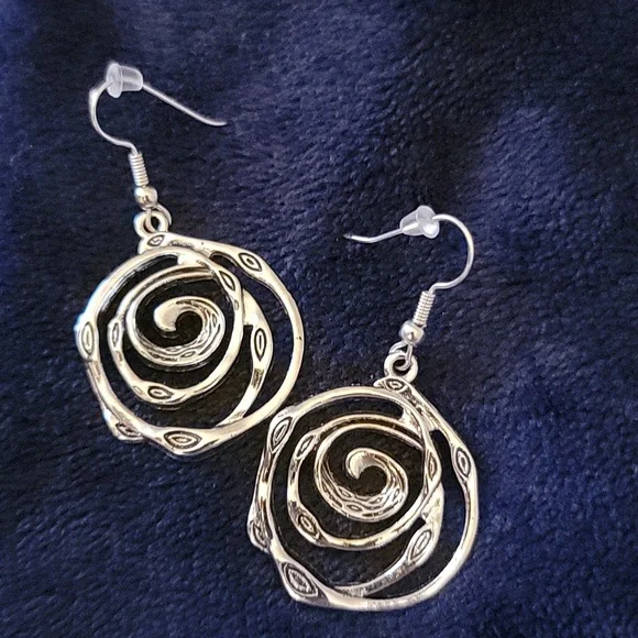 Avon Elegant Silver Swirl Necklace and Earring Set New In Box - Picture 3 of 9